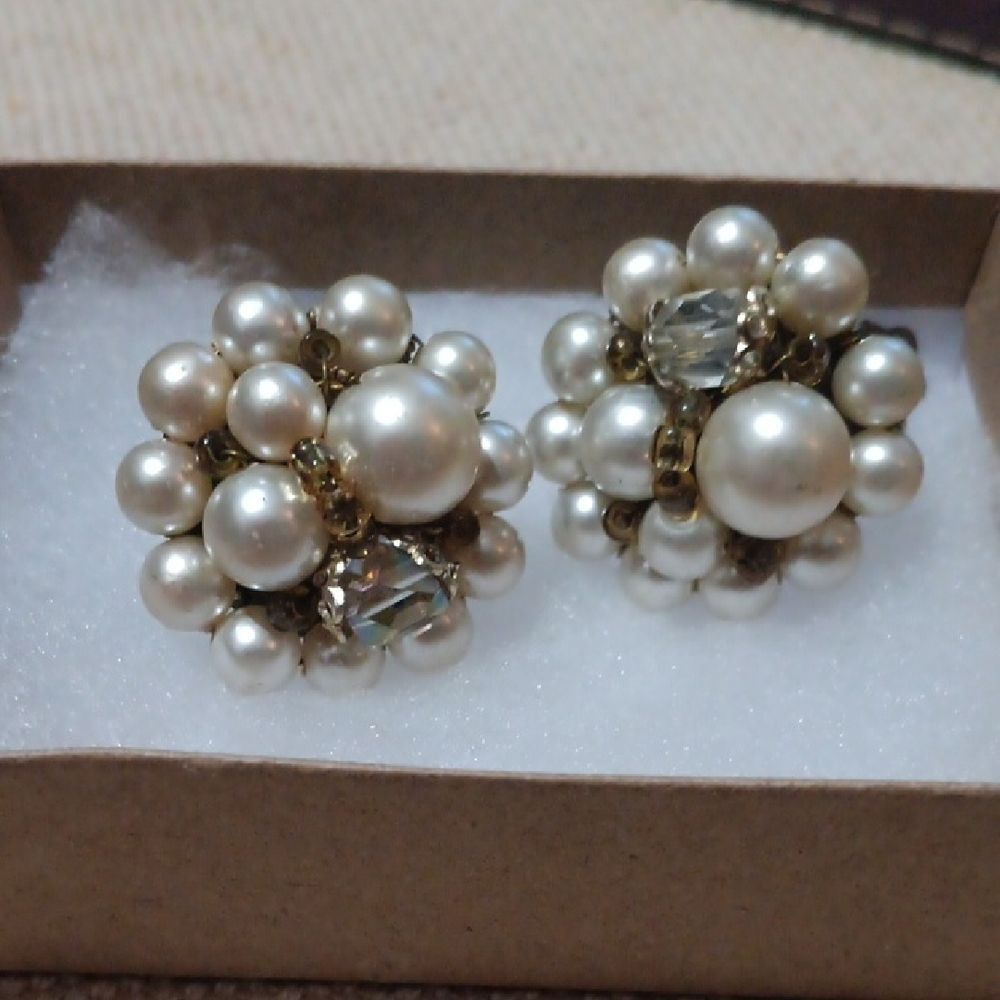 Vintage Elegant Pearl Cluster Clip On  Earrings